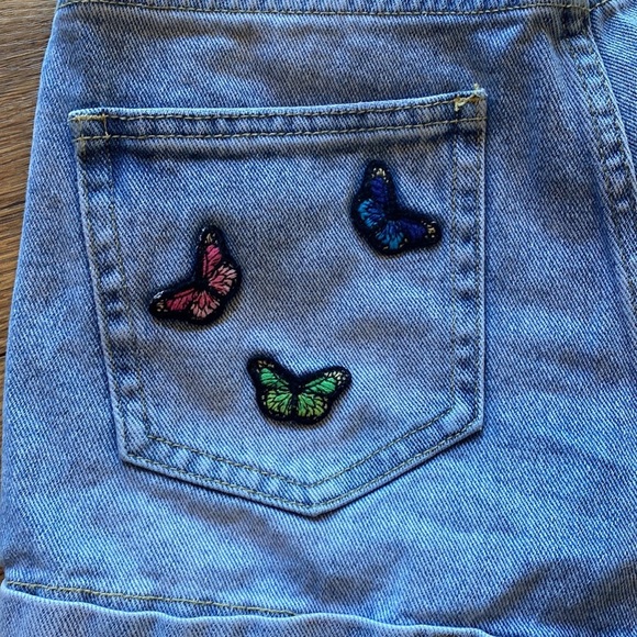 light-wash Mom shorts from PacSun with butterfly patches on back pockets - Picture 2 of 8
